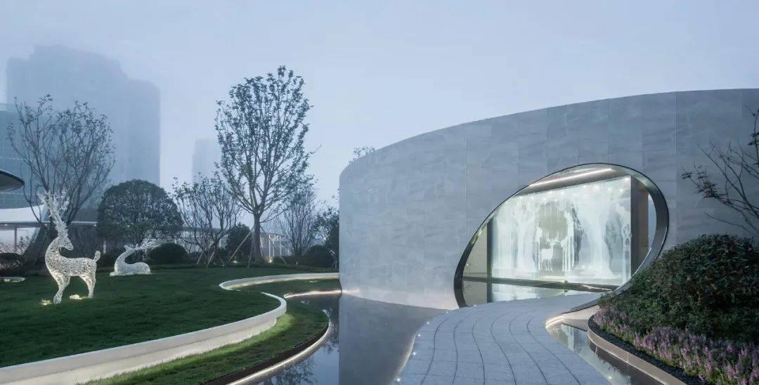 向上跳的香蕉